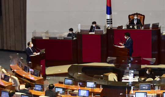 유의동 국민의힘 의원(오른쪽)이 21일 서울 여의도 국회 본회의 교육·사회·문화 분야 대정부질문에서 홍남기 국무총리 직무대행(왼쪽·경제부총리 겸 기획재정부 장관)에게 질의하고 있다.[사진=연합뉴스]